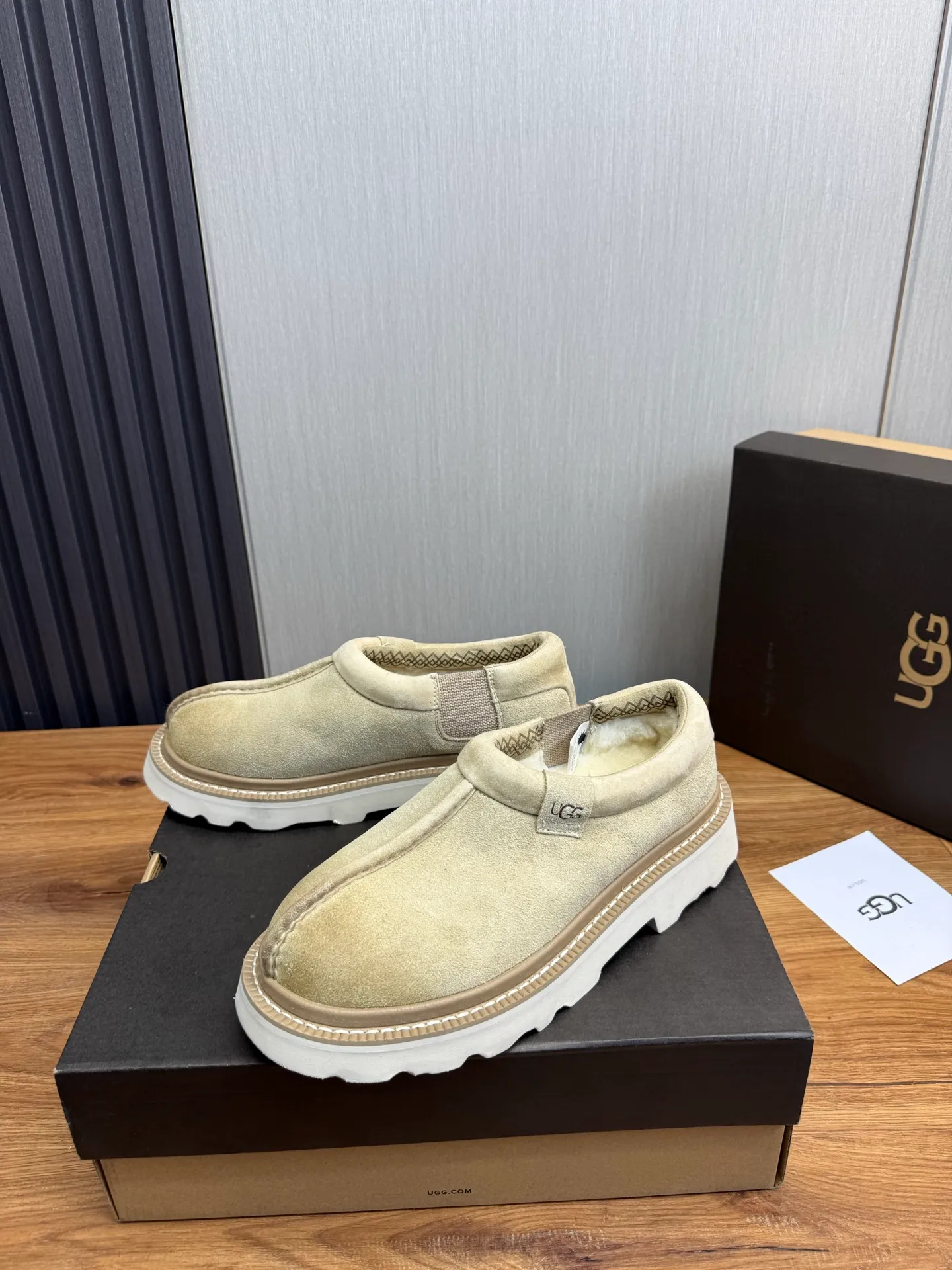 Men's shoes 💰560💰 New UGG fur integrated men's simple and fashionable snow boots. The most worth buying at the end of this year are warm casual shoes. Whether you are out and about at home, their comfortable and warm performance will be your most suitable fashion companion! The material is cowhide upper and imported wool is used inside. Warm and comfortable! The eva+ rubber patch outsole is cushioned, non-slip and wear-resistant, and has good elasticity. It is light and wear-resistant, comfortable and soft, and the new simple cut is more fashionable. It has both practicality and fashion sense, so you no longer have to worry about how to match it in winter, while still maintaining your fashionable taste. High-quality genuine wool. Look at the details for the material! Size: 39-40-41-42-43-44-44 sneaker size